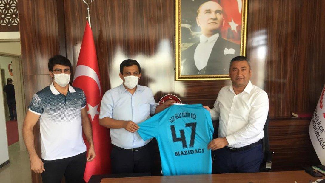 Mardin Kızıltepe Spor Lisesi Müdürü Mesut KILIÇ, İlçe Milli Eğitim Müdürümüz Mehmet Şah AYDINER 'ı makamında ziyaret ederek forma hediye etti. Ziyaretleri için kendilerine teşekkür ederiz.