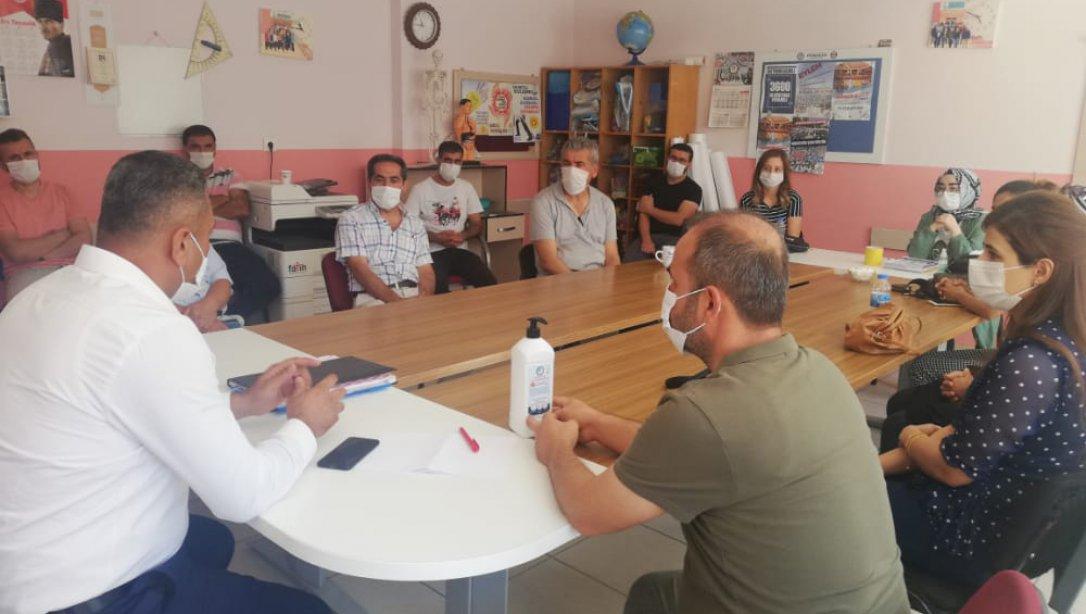 İlçe Milli Eğitim Müdürümüz Mehmet Şah AYDINER ve şube müdürümüz Muhsin AYDIN, Cumhuriyet ilkokulunda mesleki çalışma programı kapsamında öğretmenleri ziyaret etti