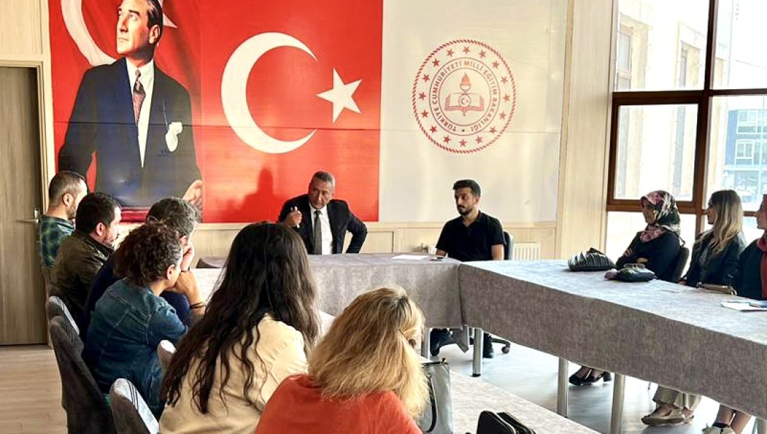 İlçe Millî Eğitim Müdürümüz Sayın Mehmet Şah AYDINER, akademik başarıyı artırmaya yönelik ilçe zümre başkanlarımızla bir araya gelerek toplantı yaptı.