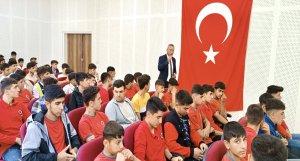 İlçe Mill Eğitim Müdürümüz Sayın Mehmet Şah AYDINER, Akademik Başarıyı artırmaya mesleki ve teknik Anadolu lisesi 12.sınıf öğrencilerimizle bir araya gelerek söyleşide bulundu.
