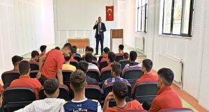İlçe Mill Eğitim Müdürümüz Sayın Mehmet Şah AYDINER, Akademik Başarıyı artırmaya mesleki ve teknik Anadolu lisesi 12.sınıf öğrencilerimizle bir araya gelerek söyleşide bulundu.