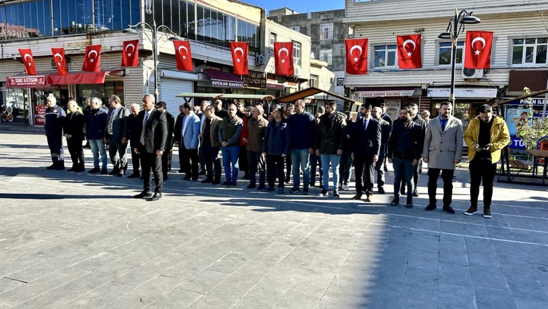 İlçe Milli Eğitim Müdürümüz Sayın Mehmet Şah Aydıner 'in katılımlarıyla 24 Kasım Öğretmenler Günü kutlama kapsamında  çelenk sunma programı gerçekleştirildi.