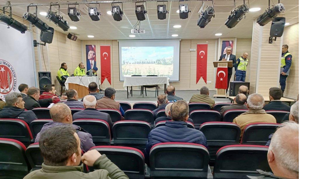 İlçe Milli Eğitim Müdürümüz Sayın Mehmet Şah AYDINER başkanlığında, jandarma ve emniyet trafik personelleri ile birlikte taşıma şoförlerine seminer verildi.