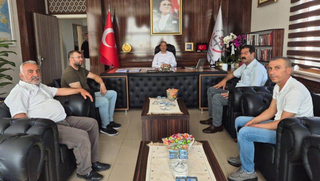 İlçe merkezimizde bulunan dört mahalle muhtarımız ile önümüzdeki eğitim öğretim sezonu hakkında istişarelerde bulunduk. Nazik ziyaretleri için kendilerine teşekkür ediyoruz.