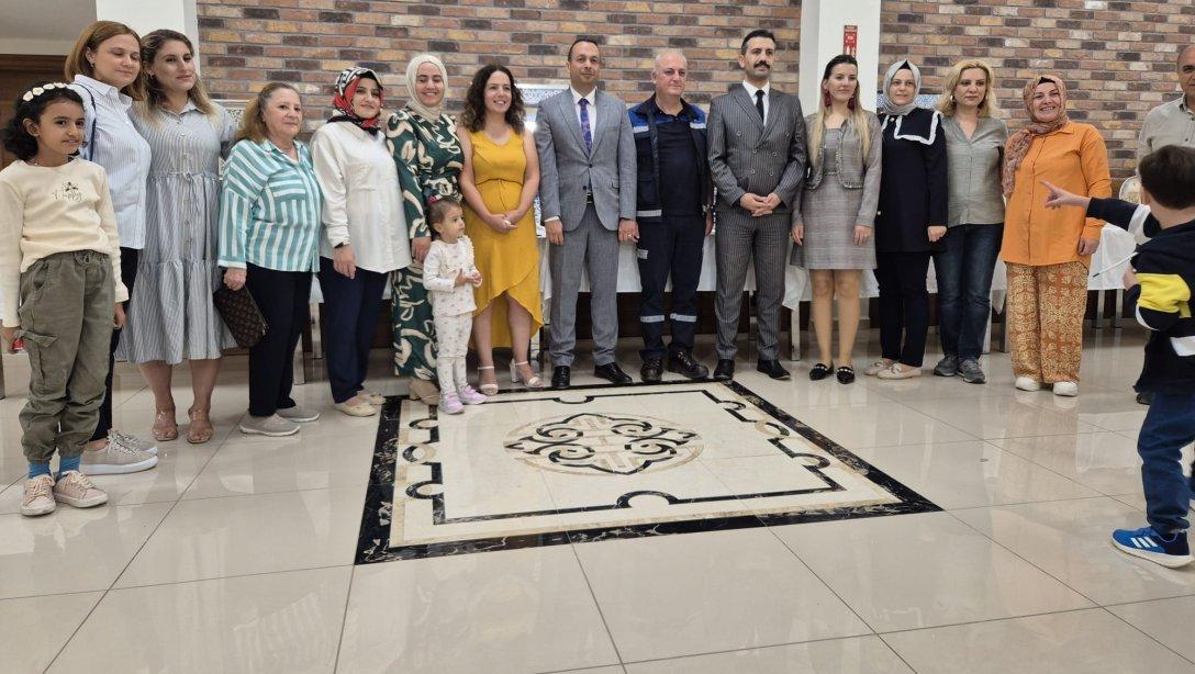 Halk Eğitimi Merkezi Müdürlüğümüz bünyesinde Eti Bakır Sosyal Tesislerinde açılan Çini Kursumuzun sene sonu sergisine katılım sağladık. Emeği geçen hocamızı ve kursiyerlerini kutluyoruz.