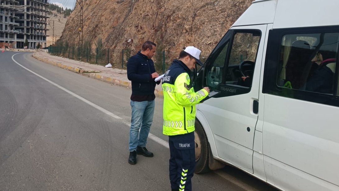 Şube Müdürümüz Ramazan BALİNAN ve Emniyet/Jandarma Trafik ekipleri tarafından Öğrenci taşıma araçları denetlendi.